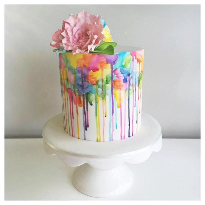 كعكات الزفاف بتأثير الألوان المائية