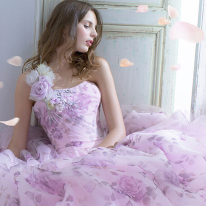  ألوان غير معتادة لفساتين زفاف العروس العصرية