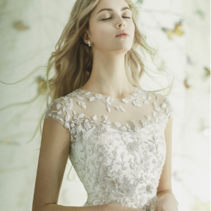 فستان زفاف ذات ياقة مزخرفة بزخارف وردية أنيقة من تصميم Sonyunhui