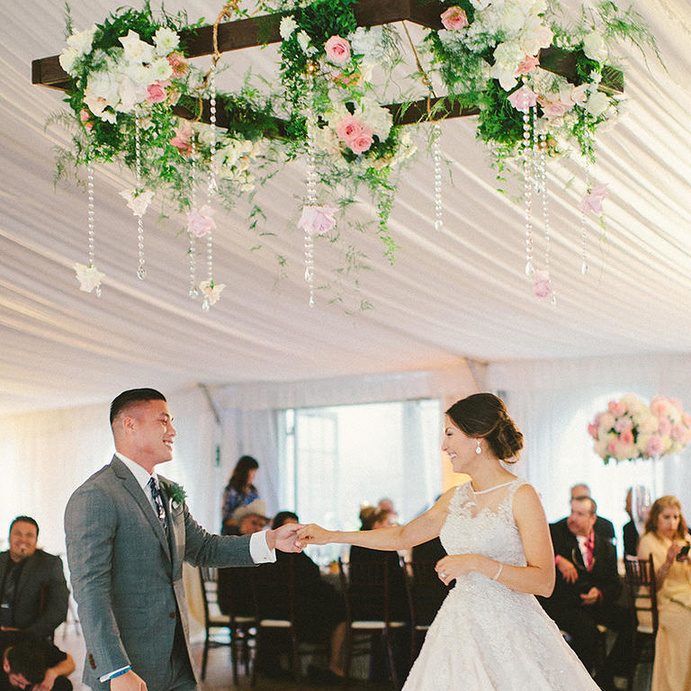 خيمة مزينة بتراكيب الزهور المعلقة.