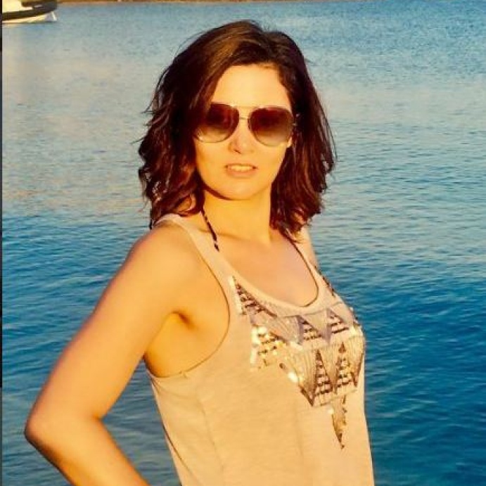 رشا مهدي تستجم على البحر