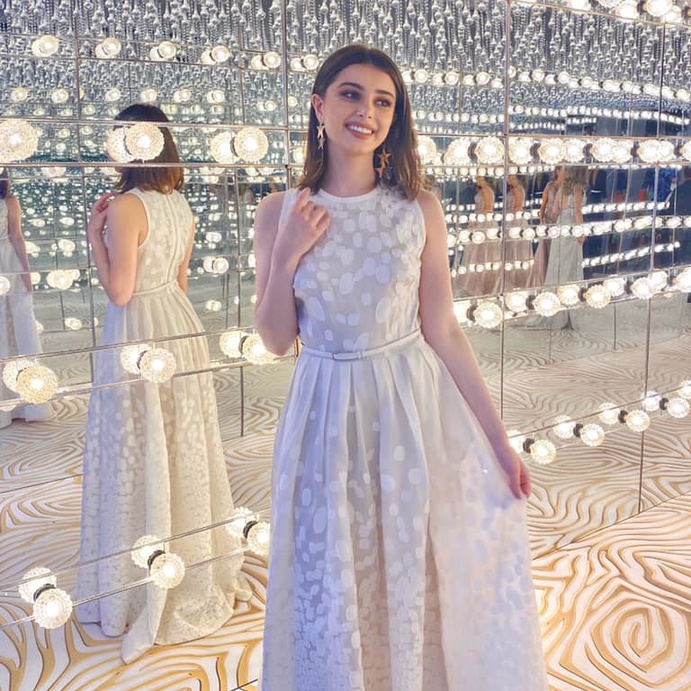 ماريتا الحلاني في فستان ابيض ناعم