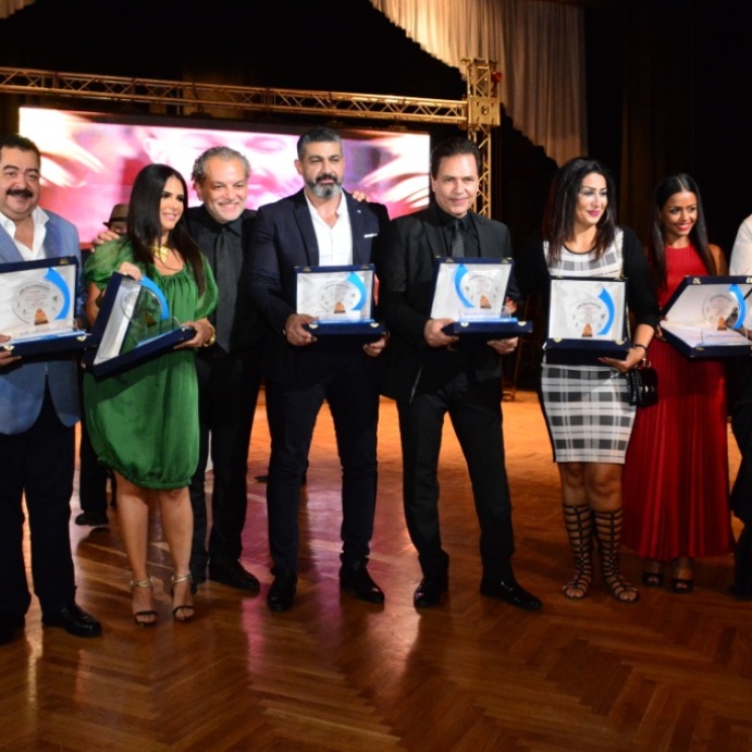 النجوم في حفل توزيع جوائز مهرجان همسة للفنون