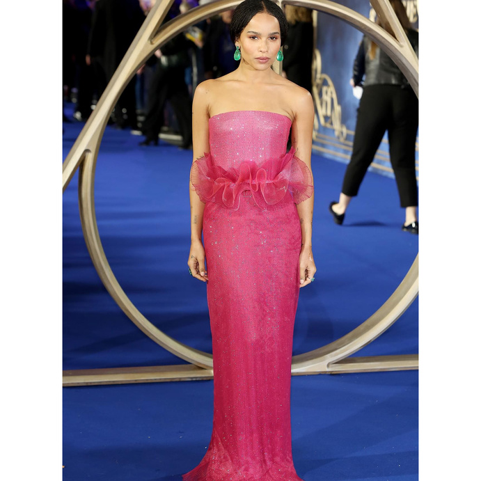 فستان باللون الزهري من ارماني بريفيه اعتمدته زوي كرافيتس