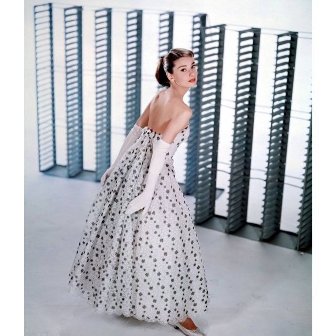 جولة على ابرز اطلالات اودري هيبورن بذكرى عيد ميلادها 