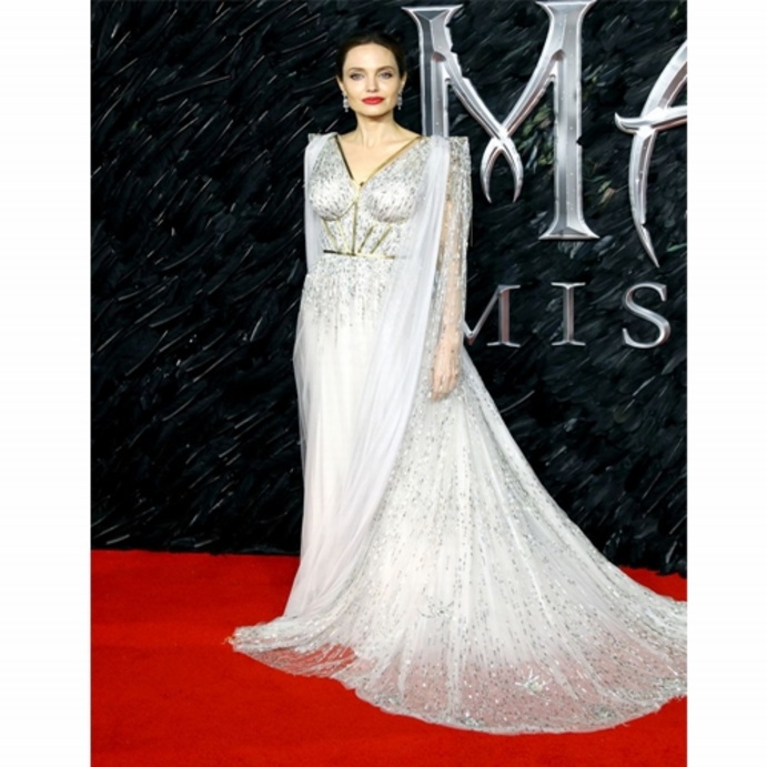  اطلالة رائعة في فستان فاخر من1رالف أند روسو تألقت بها أنجلينا جولي