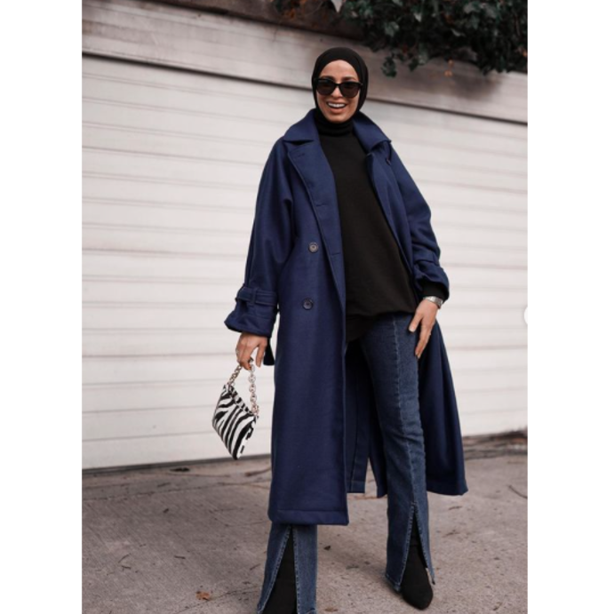 المعطف الكحلي الطويل نسّقته سمر باطلالة راقية مع الجينز والتوب الأسود ولمسة مميزة بالحقيبة بالأبيض والأسود