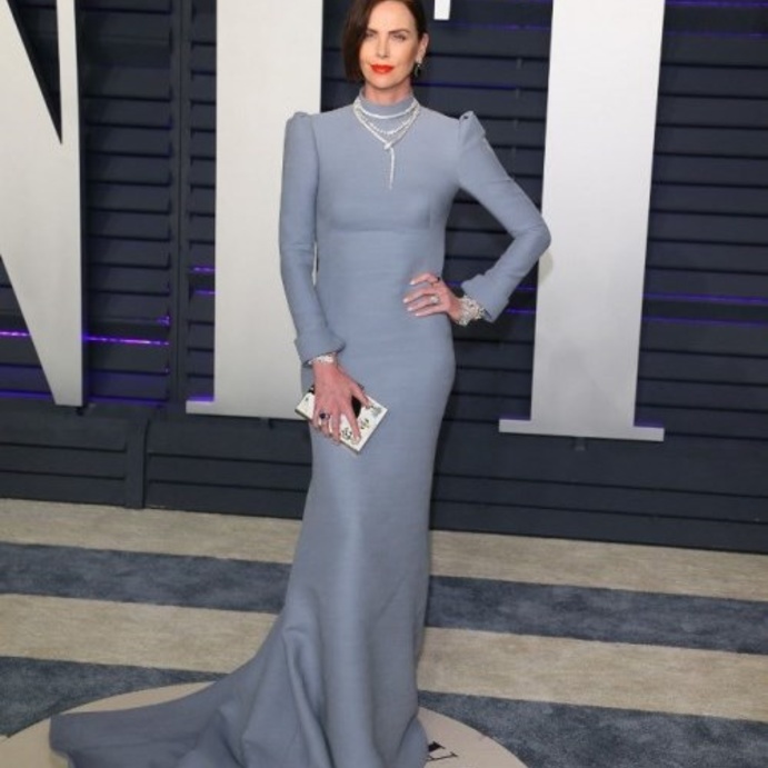 فستان ديور باللون الأزرق عانق جسدها الرشيق بقصته الضيقة وتميّز بياقته العالية وأكمامه الطويلة فيما جاءت قصة الظهر مفتوحة