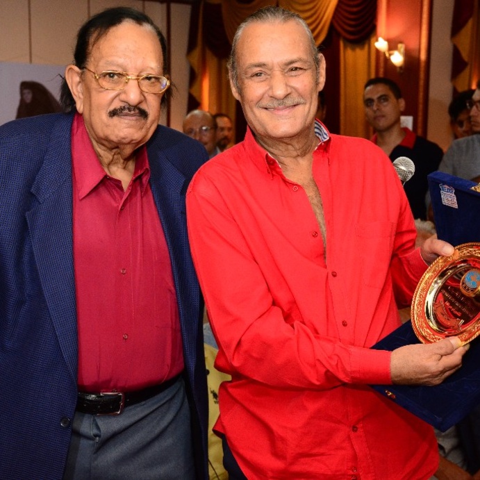 فاروق الفيشاوي يتسلم رع تكريمه في مهرجان الإسكندرية