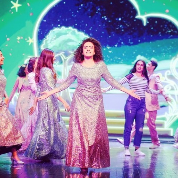 عرض مسرحية "اللي عليهم العين"