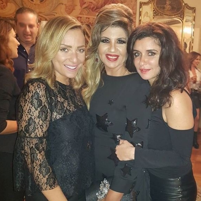 نجمات باللون الأسود