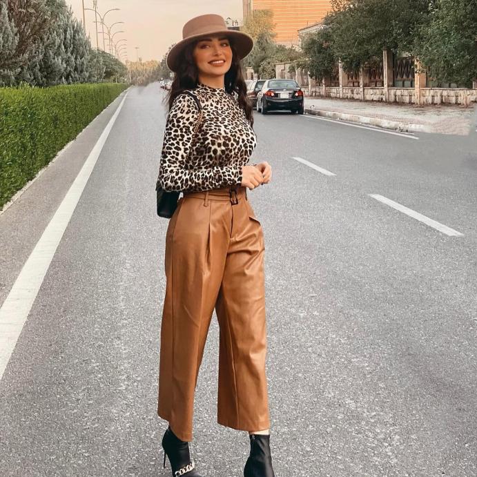 نسقت هيفاء حسوني البوت الاسود مع بنطلون جلد باللون العسلي