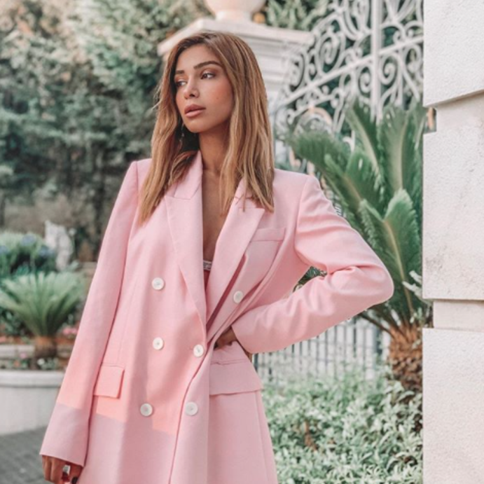 بلايزر عصري بالقصة الكبيرة واللون الزهري الأنثوي باطلالة جذابة مع الجينز