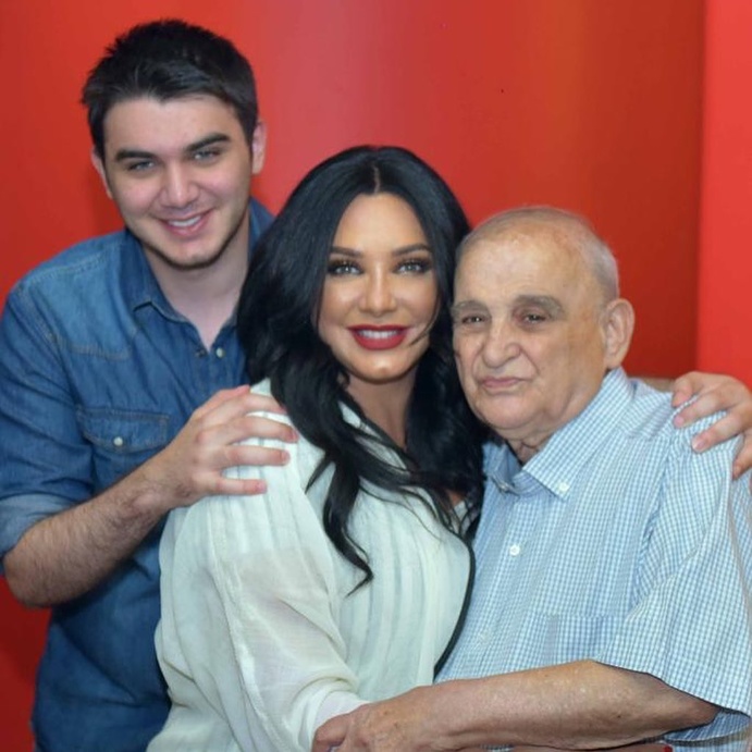 يلاف فواخرجي وابنها ووالدها