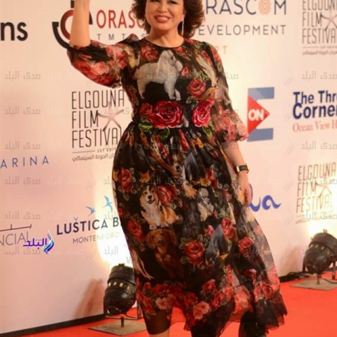 إلهام شاهين بفستان الكلاب