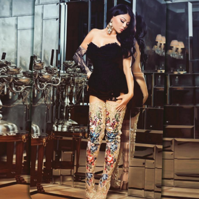 اختارت هيفا وهبي فستان قصير من دولتشي أند غابانا ونسقته مع حذاء جزمة من نيكولا جبران