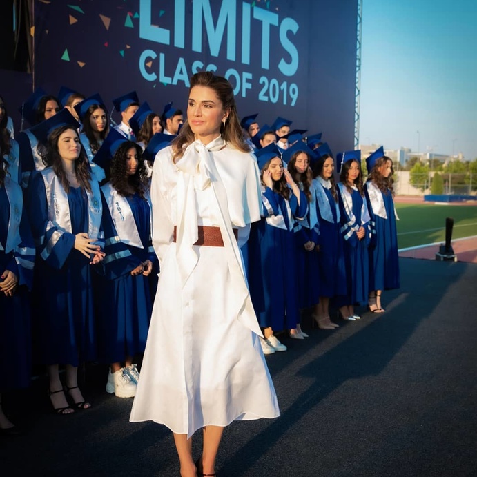 قمّة في الأناقة بالفستان الميدي الأبيض مع الحزام العريض باللون البني