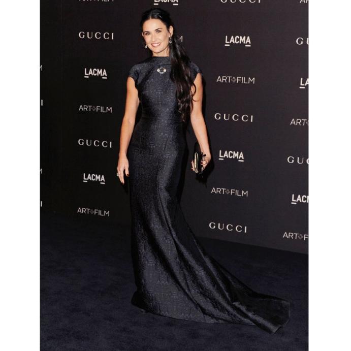  فستان أسود أنيق من غوتشي اختارته ديمي مور