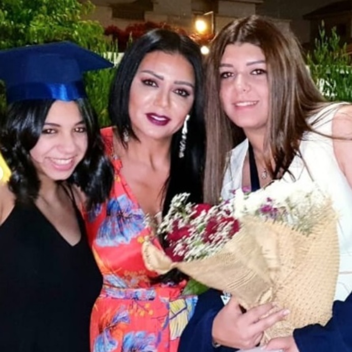 رانيا يوسف ومعها ابنتيها