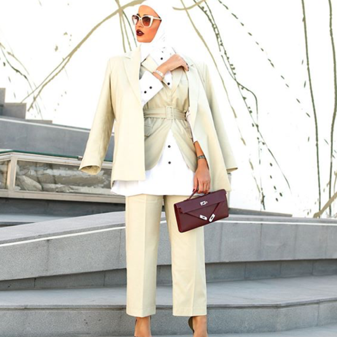  أناقة مرمر محمد بالبدلة المكونة من ثلاث قطع باللون الفاتح مع اللون الأبيض والحقيبة بلون البوردو