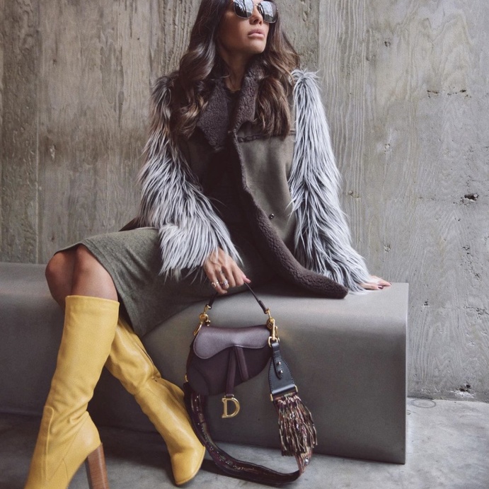 تنسيق ملفت مع الجزمة الصفراء اعتمدته العنود بدر