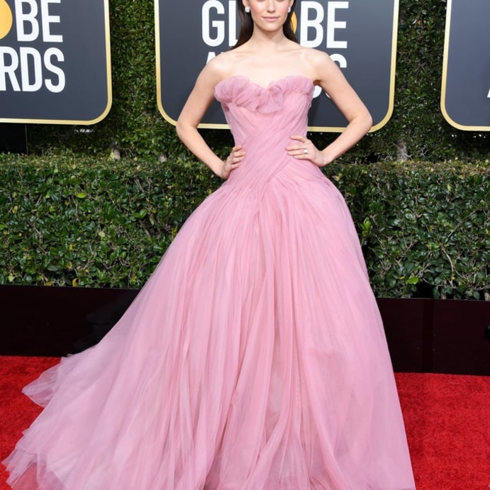  اعتمدت ايمي روسوم اطلالة أنثوية في فستان باللون الزهري من مونيك لوليه