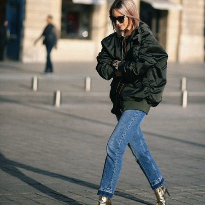  الجاكيت بالقصة الكاجوال والكبيرة باطلالة شبابية وعصرية مع الجينز الأزرق والانكل بوت الذهبي