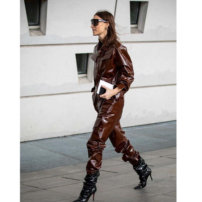  الجمبسوت الرائج بالقصة العصرية من الجلد اللماع باللون البني باطلالة جذابة وملفتة