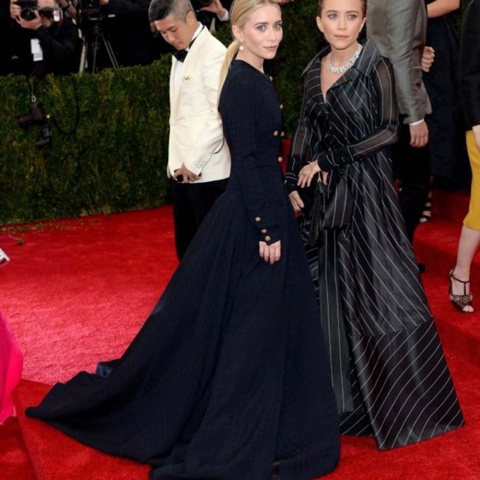 فساتين فاخرة تألق بها التؤام على السجادة الحمراء