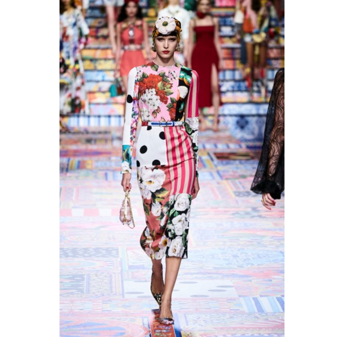 عندما نقول نقشات نفكّر فورا بدار دولتشي اند غابانا وتميّز الفستان بطوله الميدي وقصته الضيقة