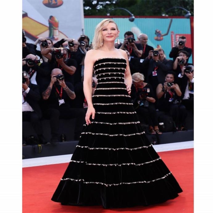 اطلالة فاخرة من ارماني تألقت بها كيت بلانشيت في مهرجان البندقية عام ٢٠١٠