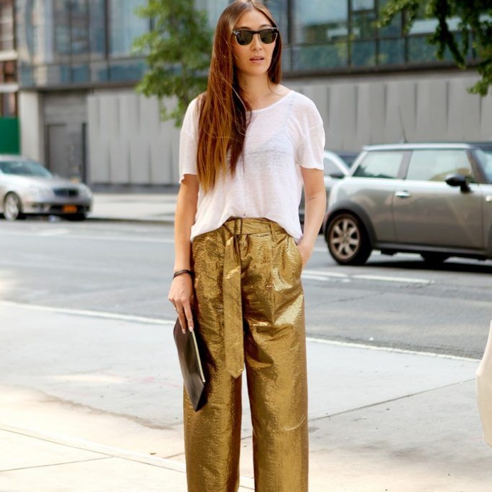 التيشرت الأبيض مع السروال الذهبي العصري بقصة الأرجل العريضة والخصر العالي