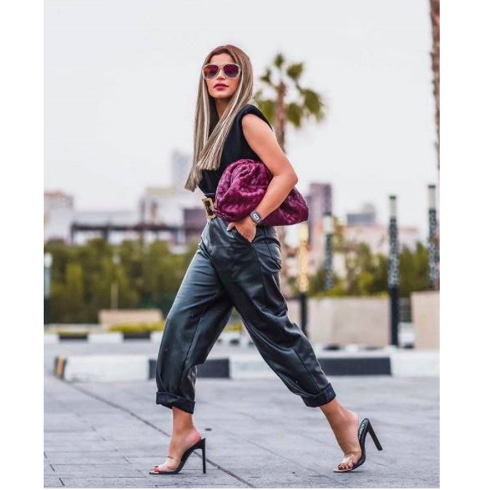 تعتمد تنسيق إطلالات عصرية باللون الأسود مع إختيار قطع بألوان قوية مثل هذه الحقيبة باللون البرغندي 