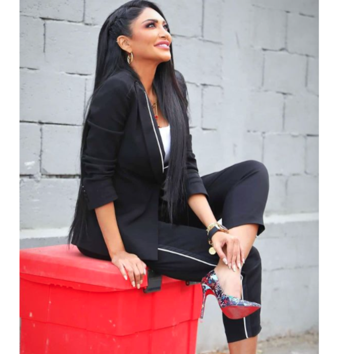 لوك أنيق بلمسات شبابية بالبدلة السوداء مع الحذاء المزركش والاكسسوارات