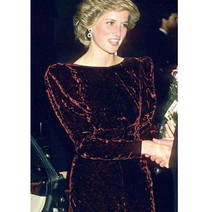  بساطة ورقي الليدي ديانا بفستان أنيق بقصة مستقيمة باطلالة مناسبة لليوم