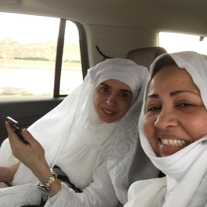دينا تؤدي العمرة