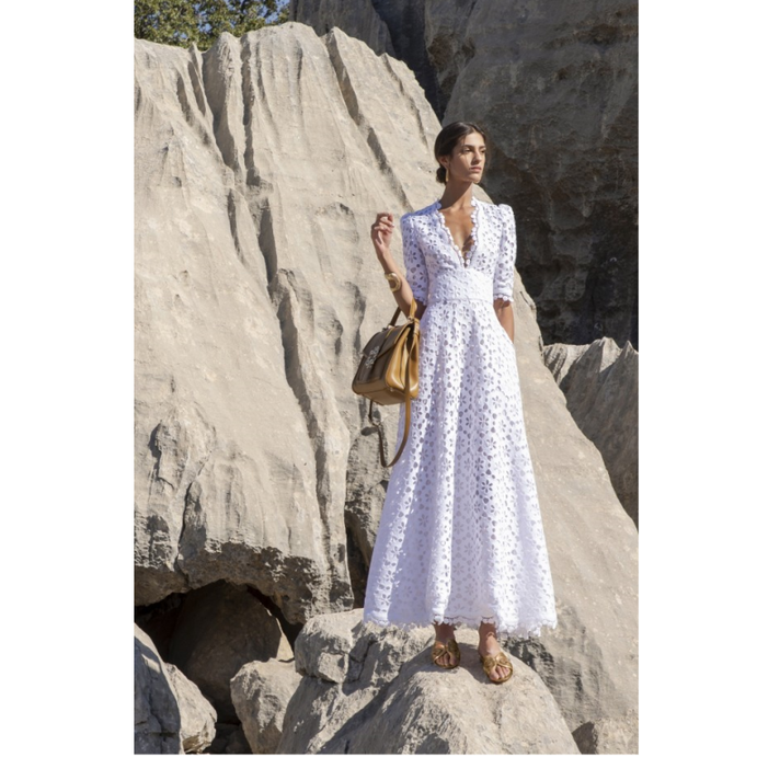 صمم إيلي صعب ضمن مجموعته للالبسة الجاهزة الفستان الأبيض الطويل بقصة الياقة الـv neck مع الخصر الضيق والتنورة الواسعة