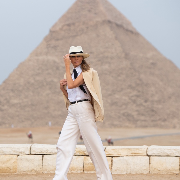 استوحي اطلالاتك الراقية بأسلوب ميلانيا ترامب بالسروال الأبيض بقصة الأرجل العريضة