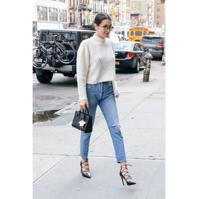 اطلالة خريفية ناعمة في الجينز والسويتشرت اعتمدتها بيلا حديد