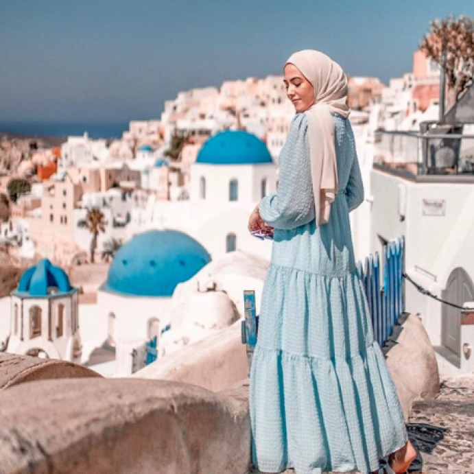  الأزرق الساحر باطلالة جذابة وناعمة بالفستان الطويل والكاجوال بأسلوب لينا صنوبر