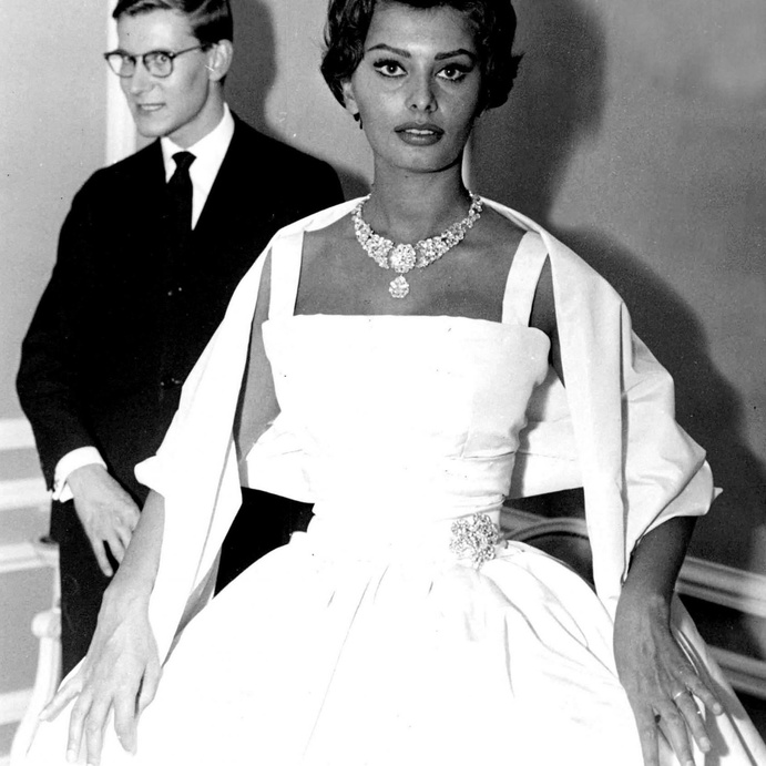 اطلالة ملفتة لصوفيا لورين برفقة ايف سانت لوران في فستان من ديور