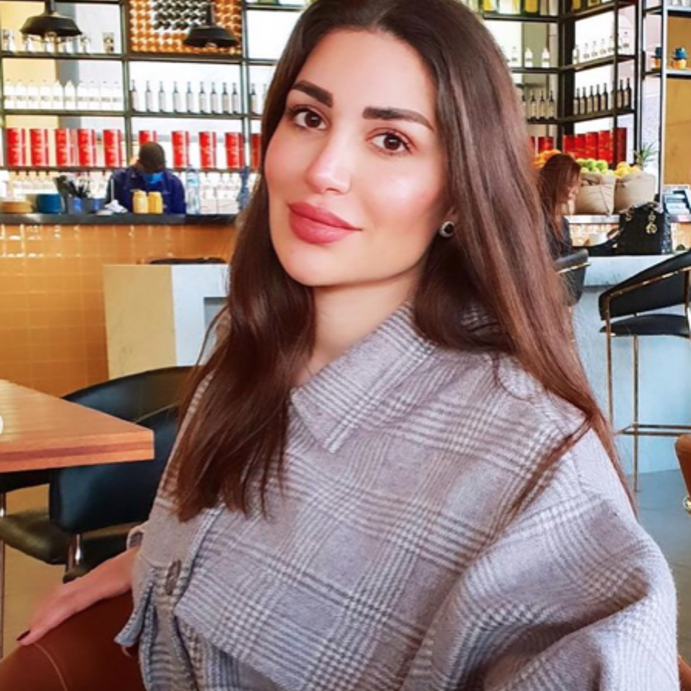 اختارت سارة نقشة الكارو الناعمة باللون الرمادي الكلاسيكي باطلالة ستوية كاجوال وأنيقة