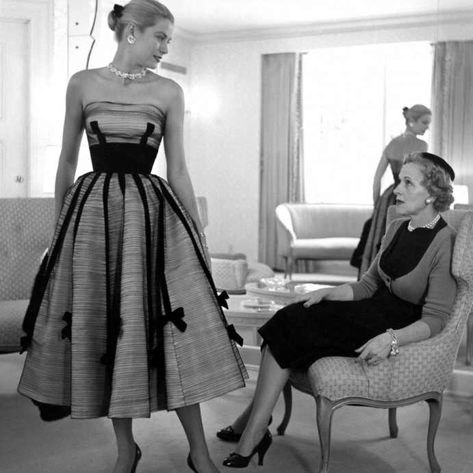 اختارت غريس فستان مكشوف الأكتاف بالقصة المنفوشة وطول الميدي الأنيق والراقي