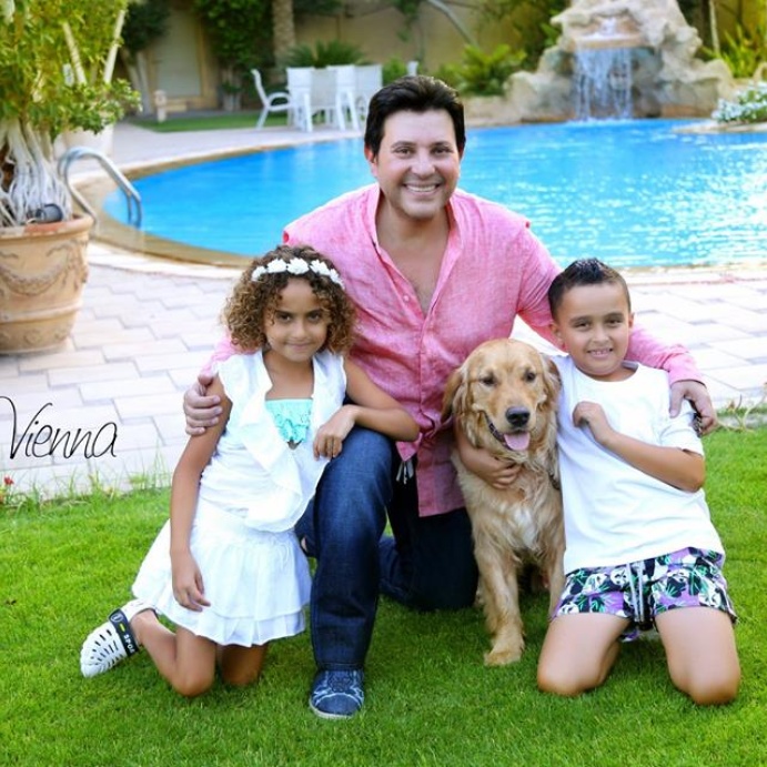 هاني شاكر مع حفيديه