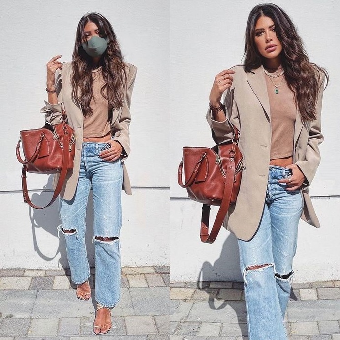 نسقي البليزر مع الكروب توب بلون نيود مع السروال الدنيم الممزّق