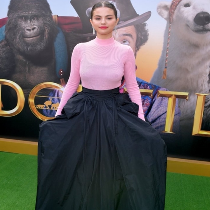  سيلينا غوميز في اطلالة مبتكرة من جيفنشي