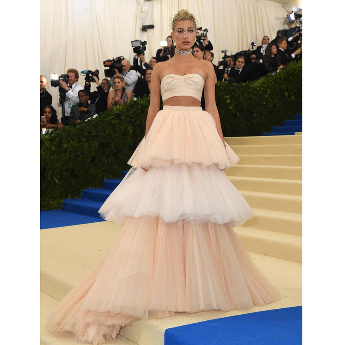 اطلالة دراماتيكية في تنورة من الكشكش اعتمدتها هايلي بولدوين