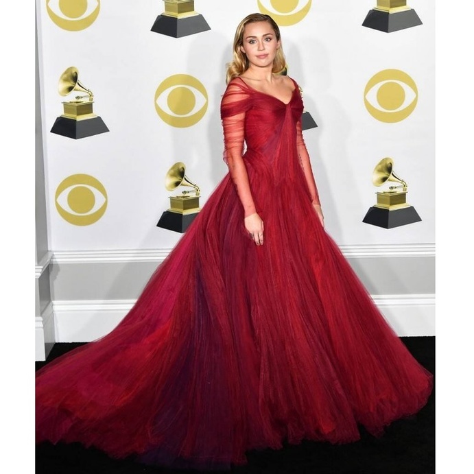 مايلي سايرس في فستان أحمر من زاك بوزن
