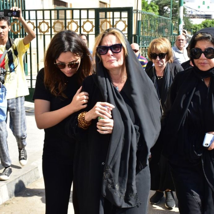 الفنانة يسرا أثناء الجنازة