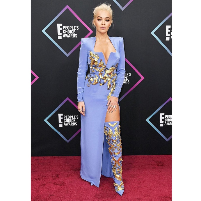 اطلالة مبتكرة من فيرساشتي اعتمدتها ريتا اورا